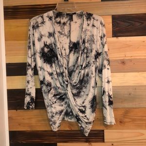 ⭐️7/$25 Black and white print front twist shirt